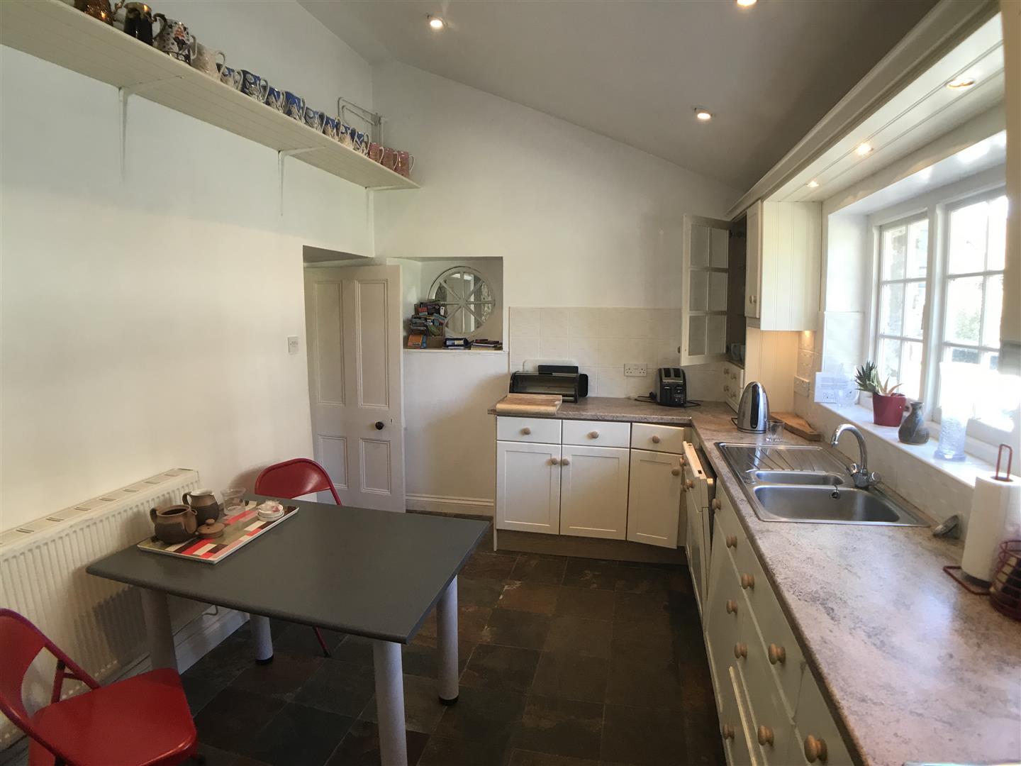 KITCHEN/LIVING ROOM